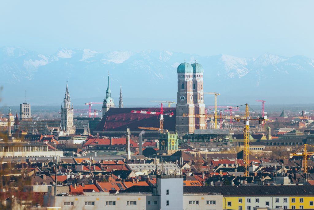 Bild der Skyline der Stadt München mit Frauenkircher und Alpenpanorama
