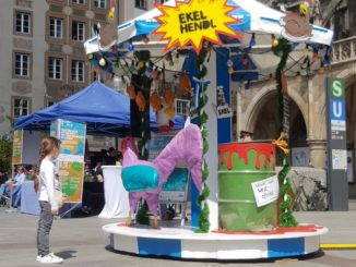 Aktion Hendlsauerei auf dem Münchner Marienplatz