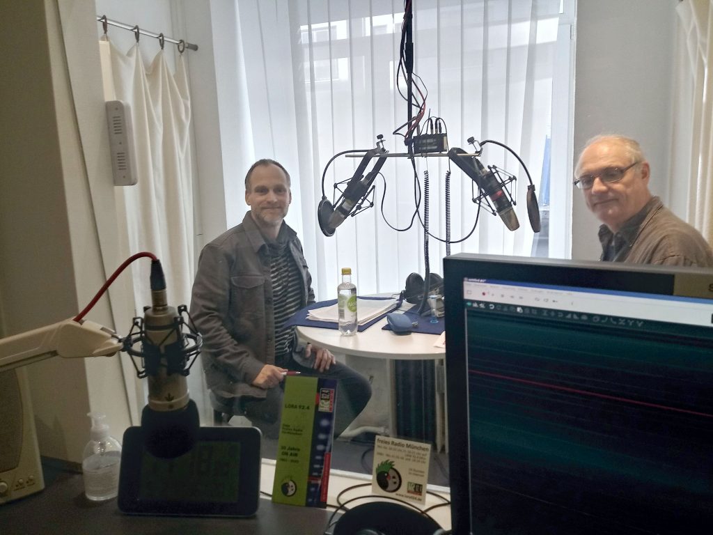 Prof. Dr. Holger Pötzsch mit Ulrich Seibert im Studio 2 von Radio Lora