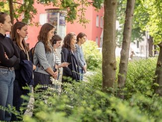 Leonie Schulz (2.v.r), Sophia Baierl (3.v.l.), Foto: LMU / LC Productions